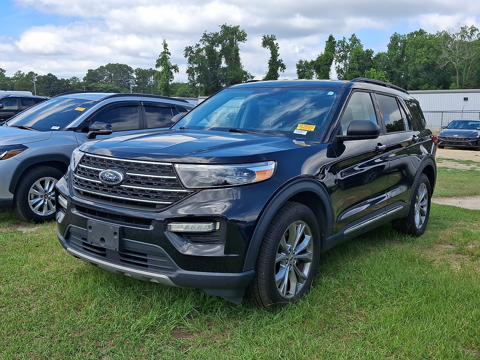 Certified 2022 Ford Explorer XLT w/ Equipment Group 202A AWD/4WD image 3