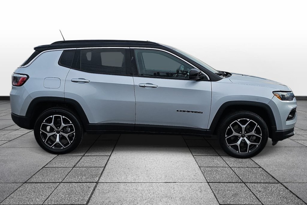 Used 2025 Jeep Compass Limited AWD/4WD image 4