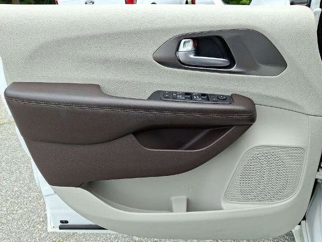 Used 2018 Chrysler Pacifica Touring-L Plus FWD image 14
