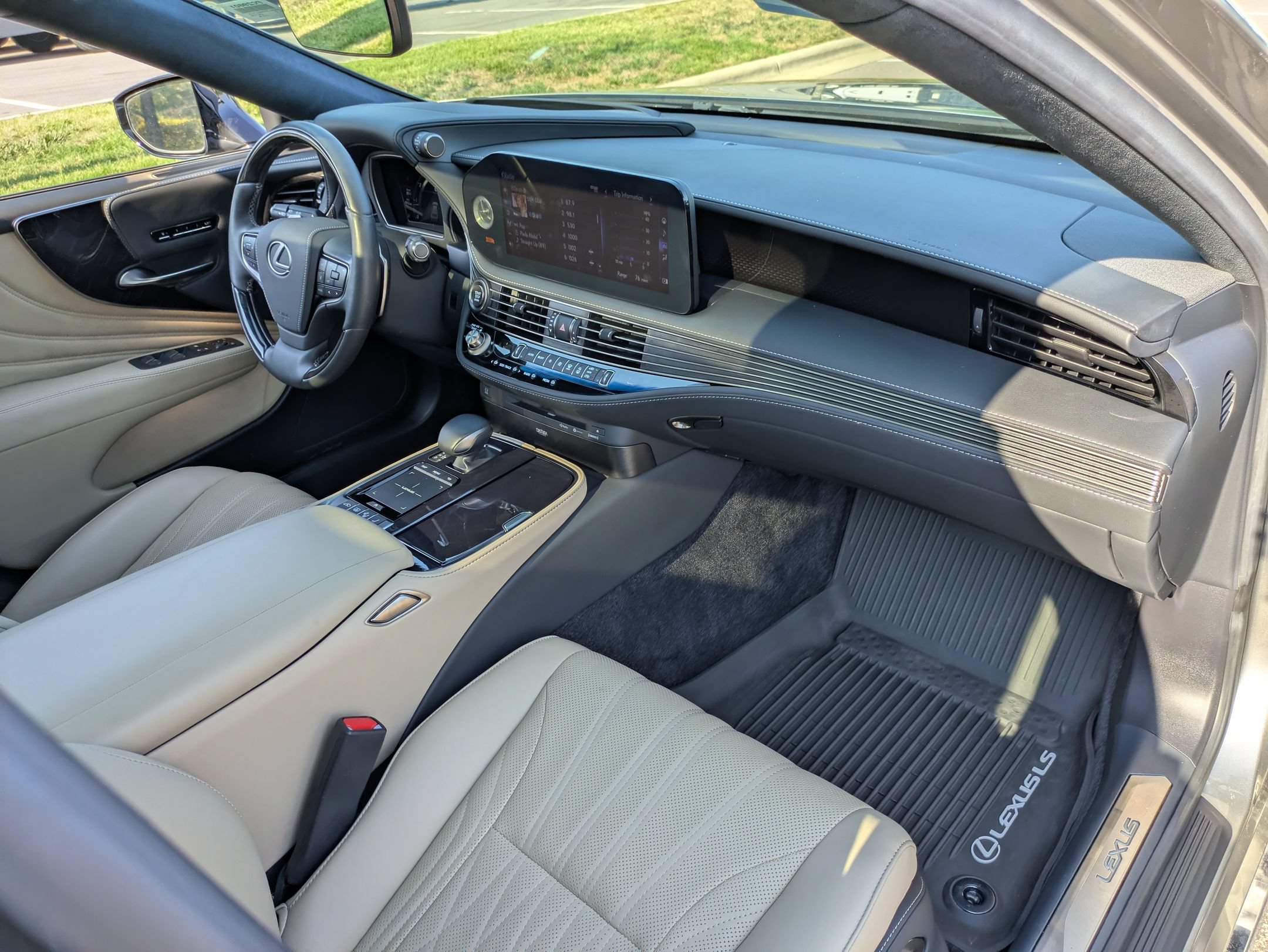 Used 2022 Lexus LS 500 w/ Interior Upgrade Package RWD image 38