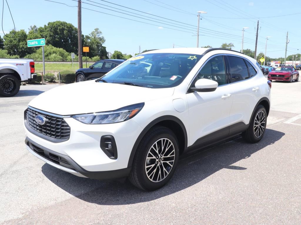 Certified 2025 Ford Escape SE FWD image 3