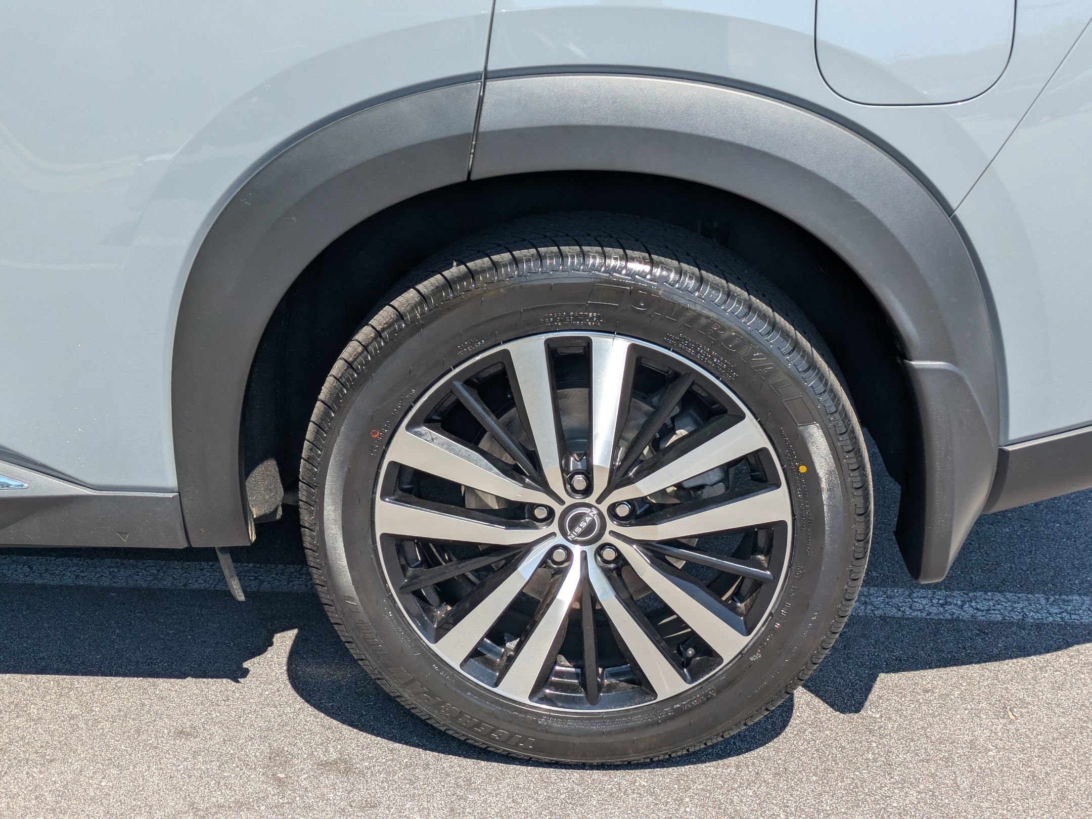 Used 2024 Nissan Pathfinder Platinum w/ Black Appearance Package FWD image 8