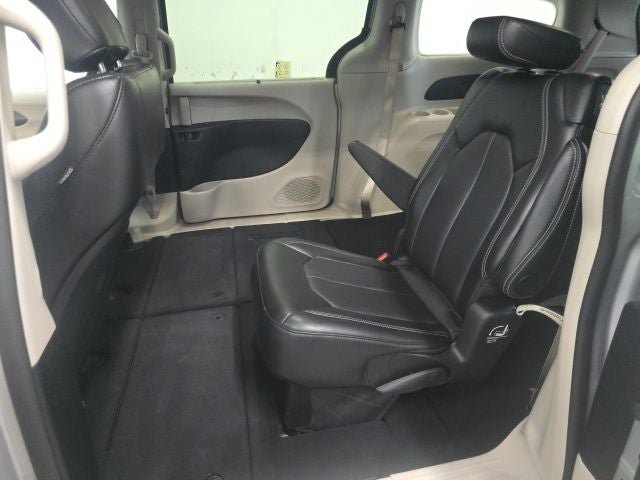 Used 2024 Chrysler Pacifica Touring-L FWD image 5