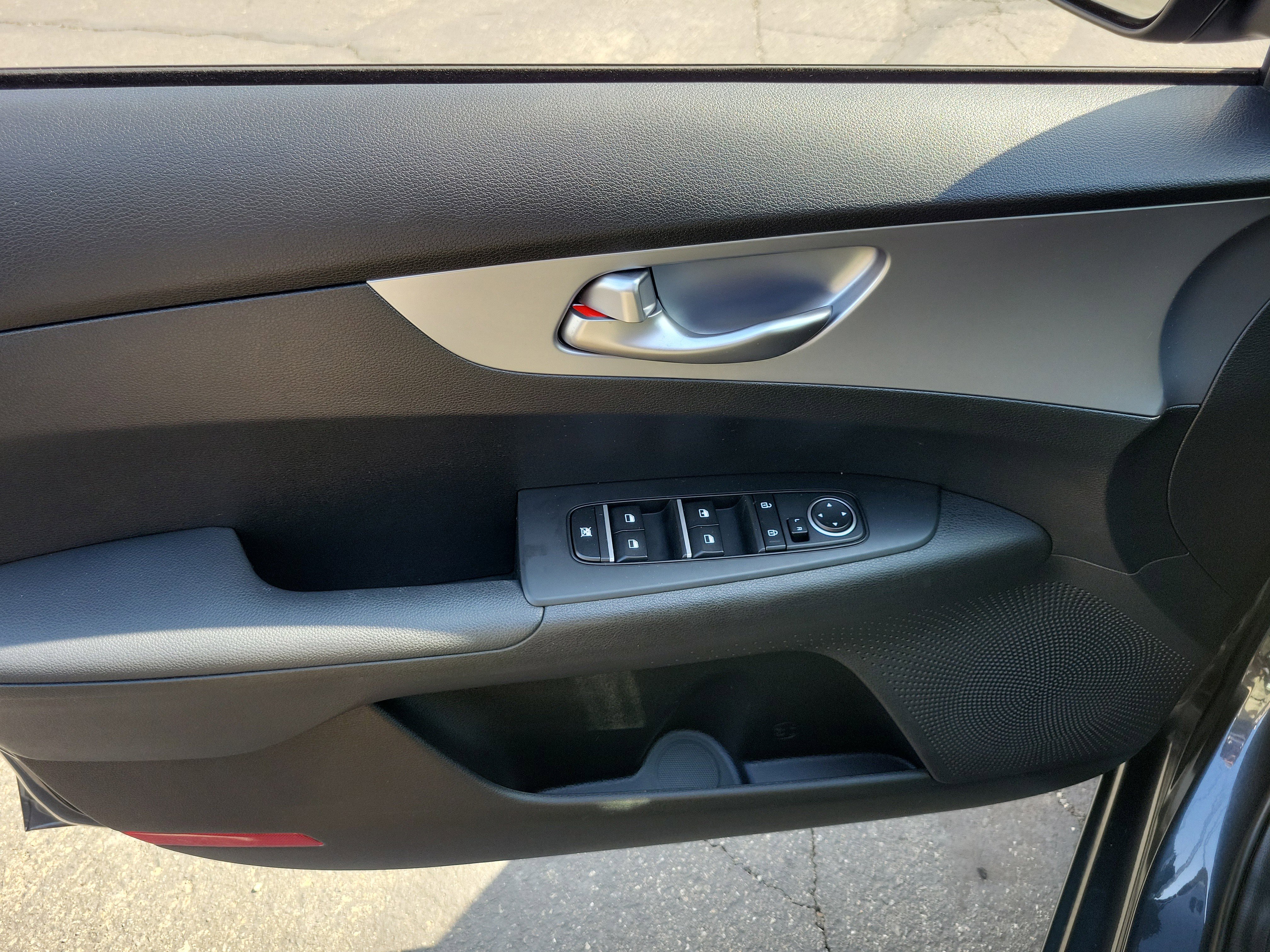 Used 2022 Kia Forte LXS w/ LXS Technology Package FWD image 11
