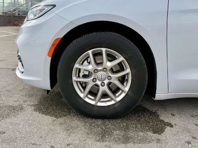 Used 2025 Chrysler Pacifica Select image 29