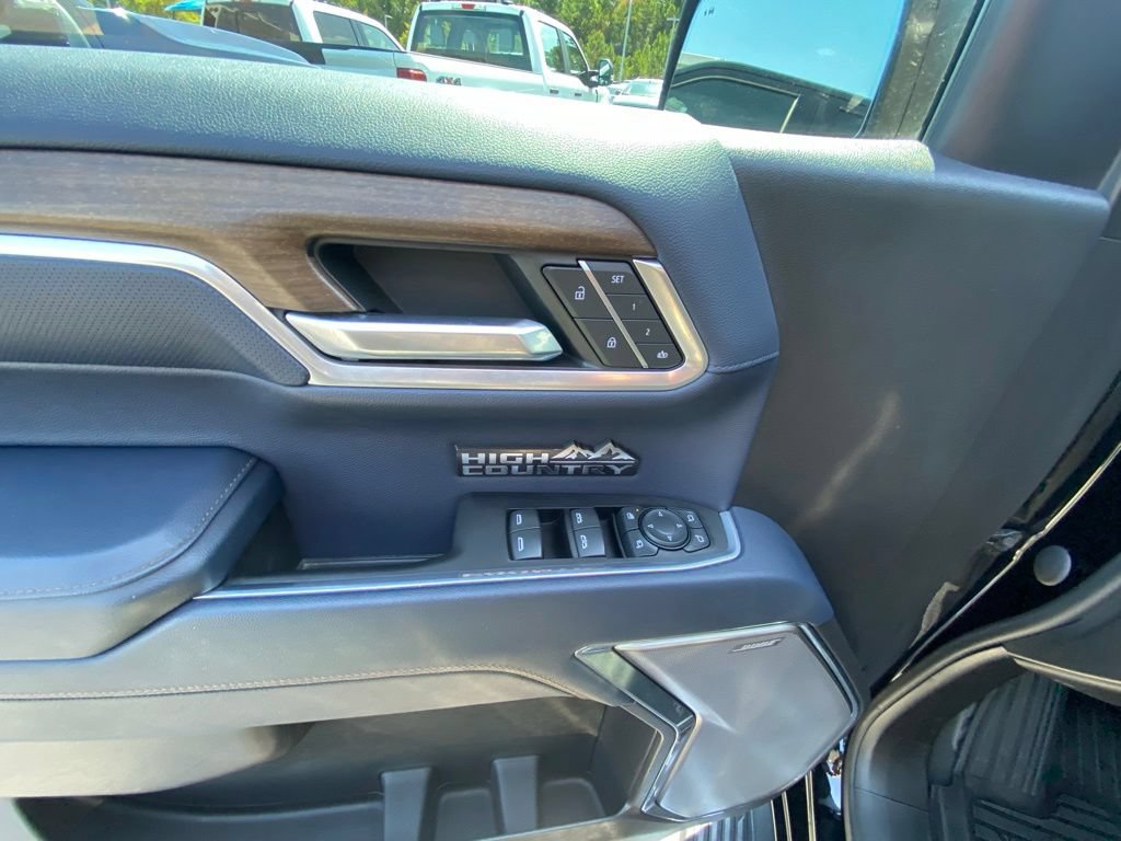 Used 2022 Chevrolet Silverado 1500 High Country w/ High Country Premium Package AWD/4WD image 11