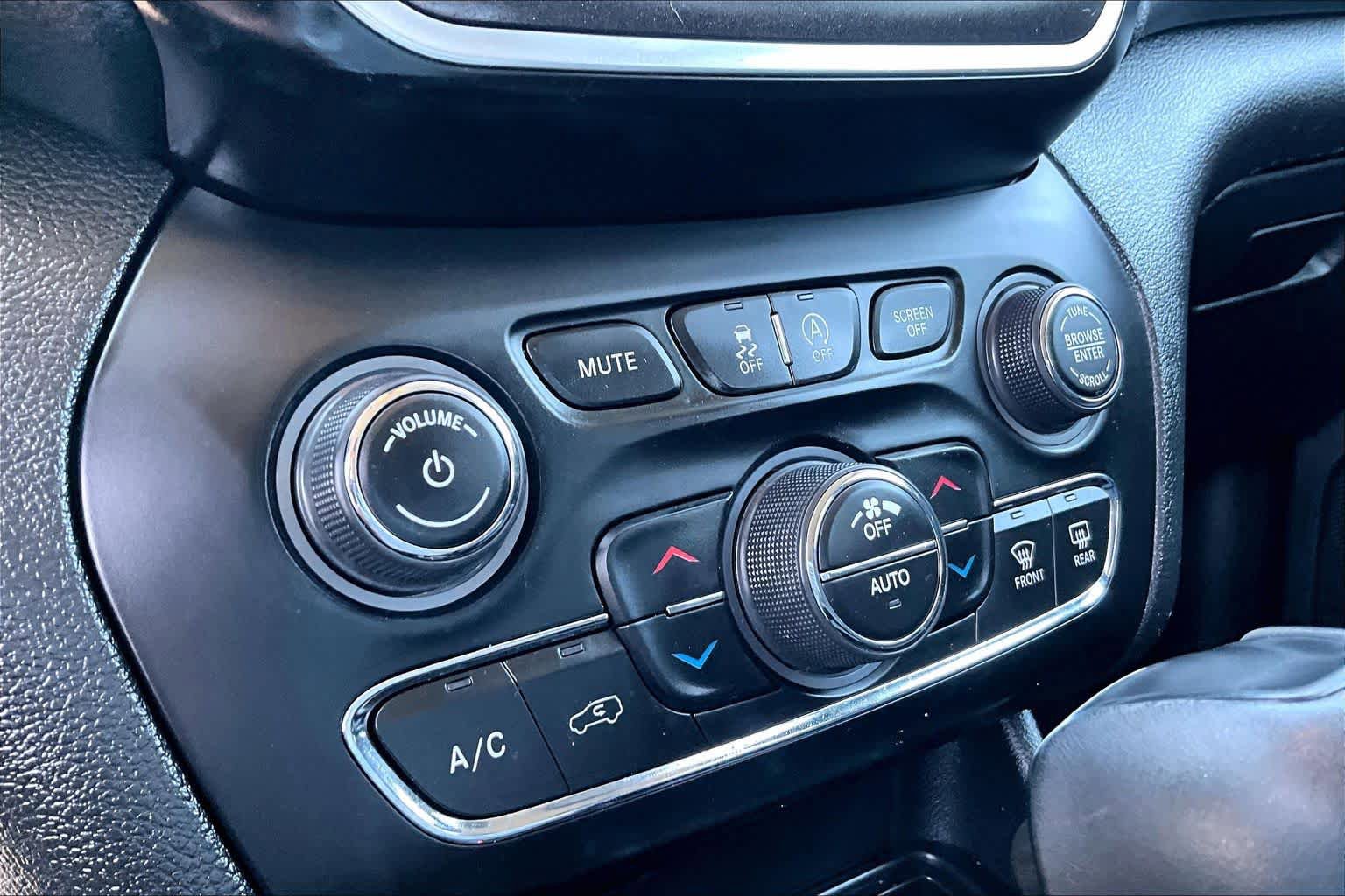 Used 2021 Jeep Cherokee Trailhawk w/ Technology Group AWD/4WD image 32
