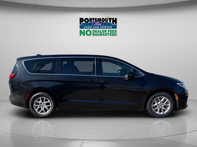 Used 2024 Chrysler Pacifica Touring-L FWD image 5