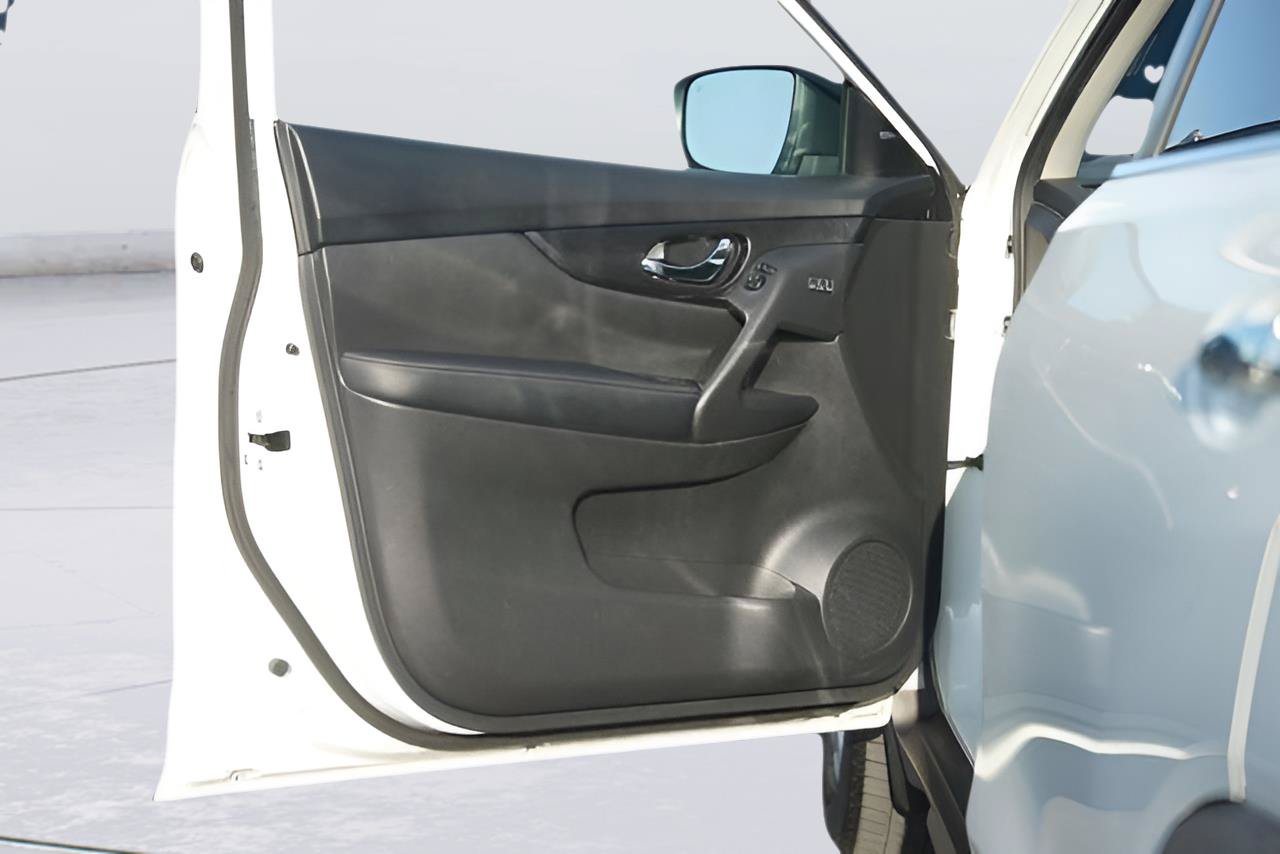 Used 2018 Nissan Rogue SV w/ Premium Package FWD image 30
