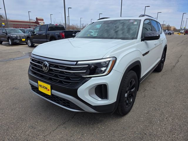 Used 2025 Volkswagen Atlas Peak Edition SE AWD/4WD image 2
