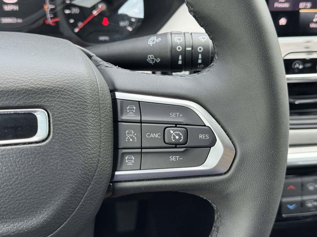Used 2025 Jeep Compass Limited AWD/4WD image 13