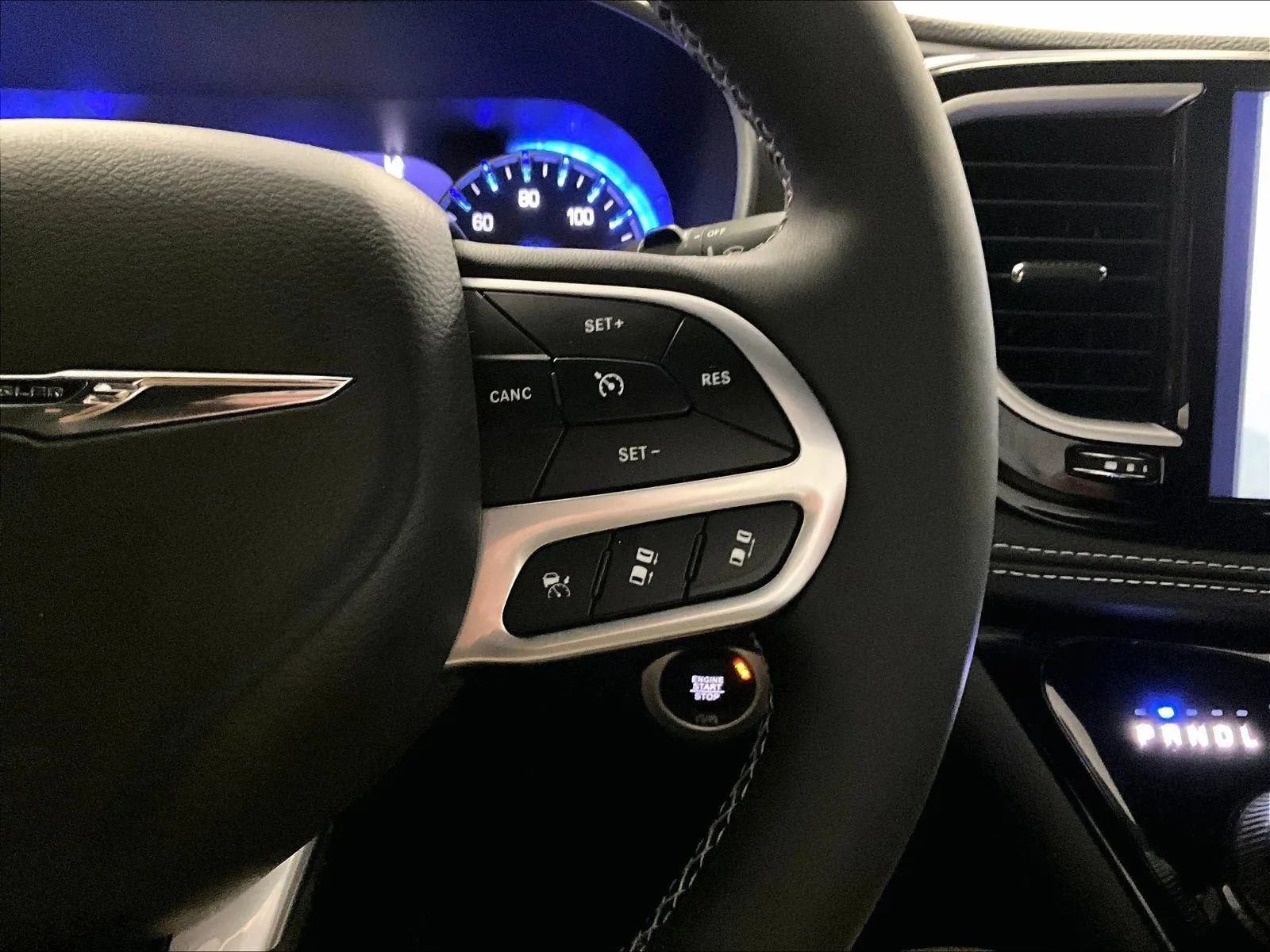 Used 2025 Chrysler Pacifica Select image 18