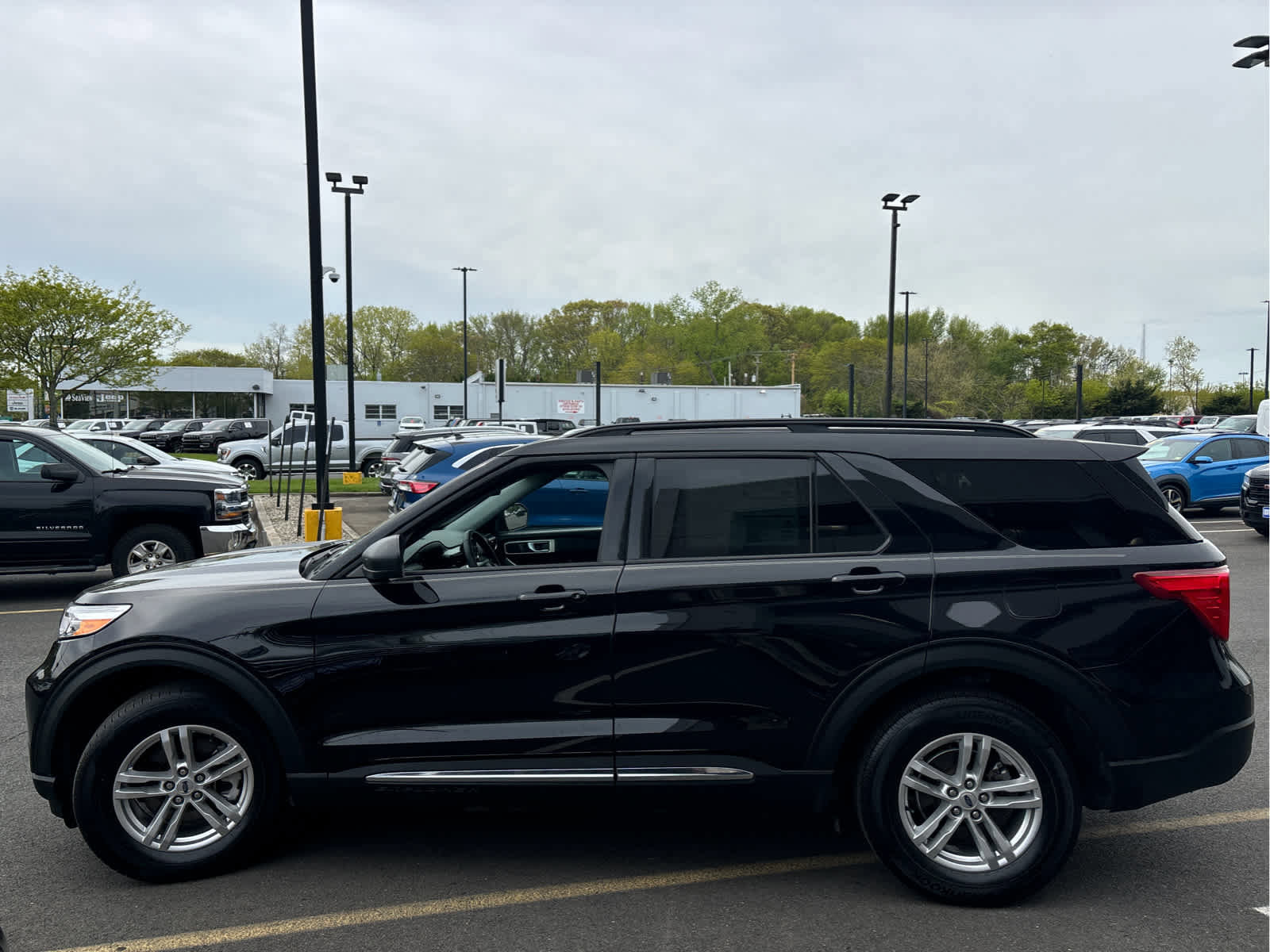 Certified 2023 Ford Explorer XLT w/ Equipment Group 202A AWD/4WD image 7