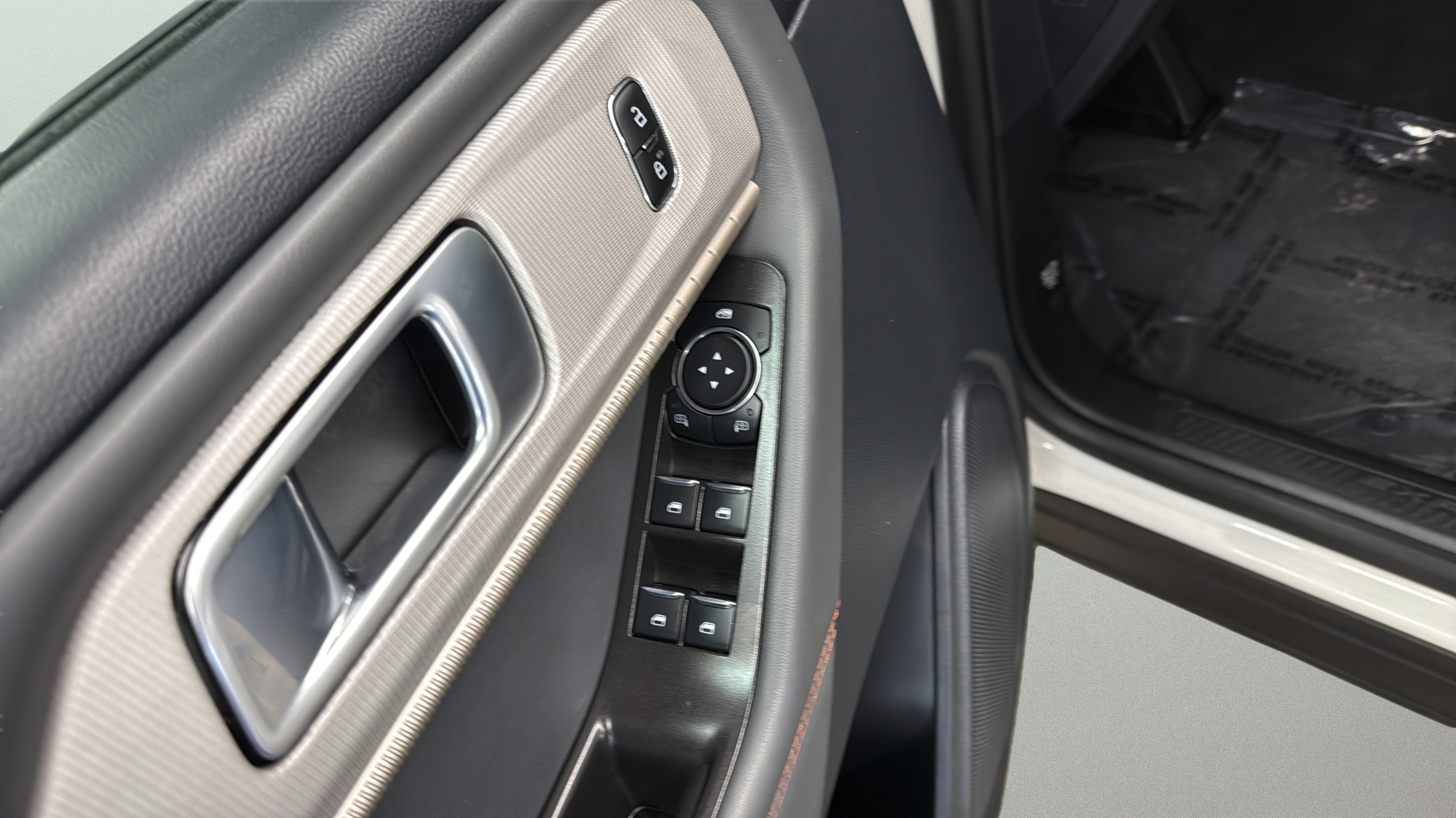 Certified 2025 Ford Explorer Active AWD/4WD image 11