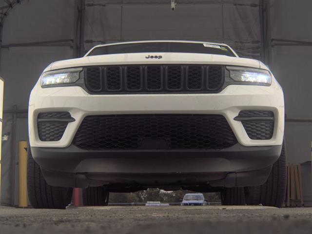 Used 2023 Jeep Grand Cherokee Altitude image 7