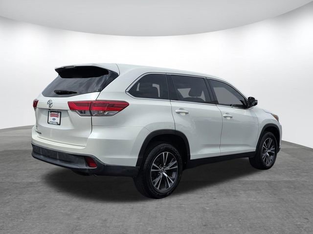 Used 2019 Toyota Highlander LE FWD image 4