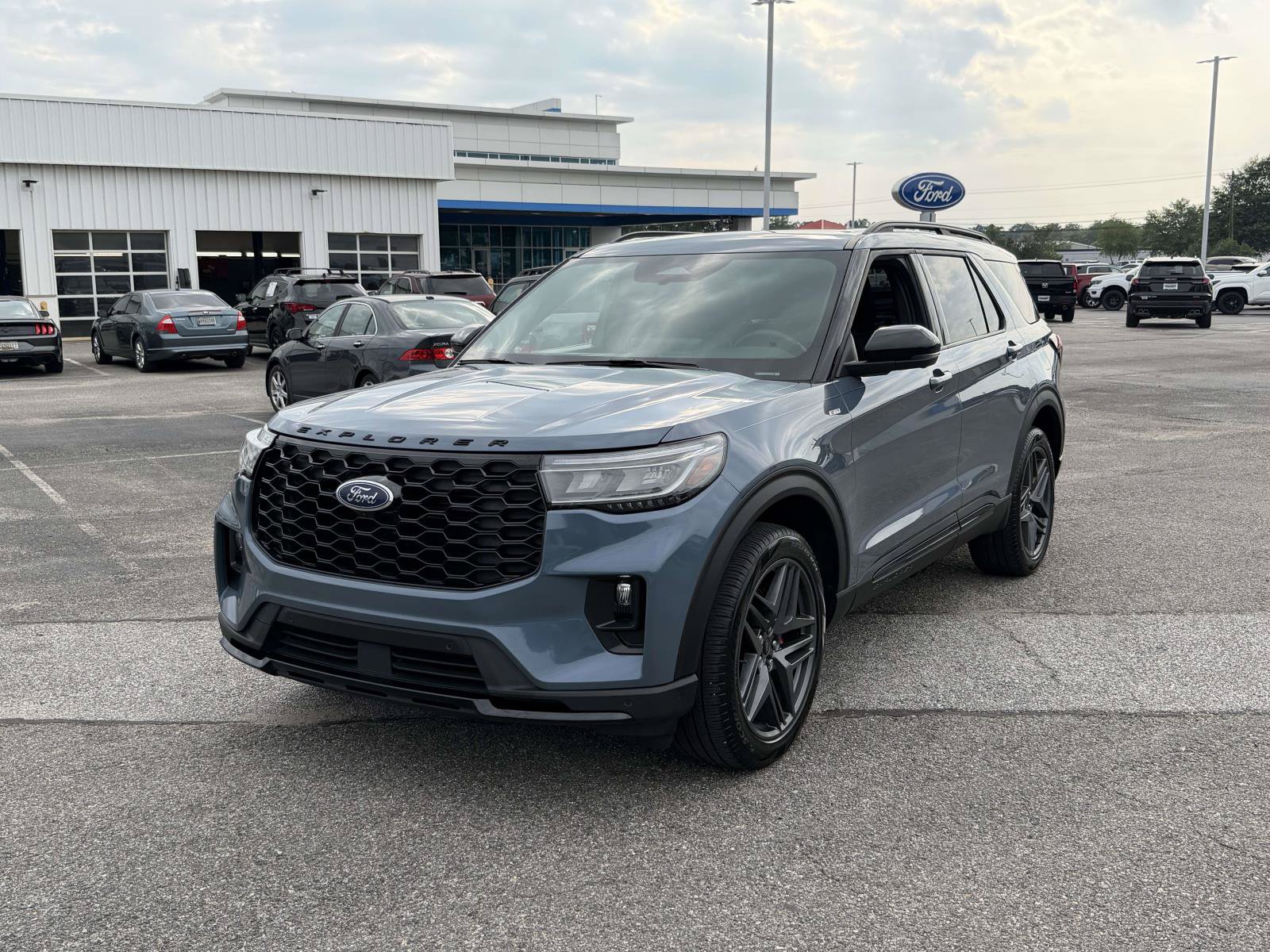 Certified 2025 Ford Explorer ST-Line w/ Premium Package AWD/4WD image 5