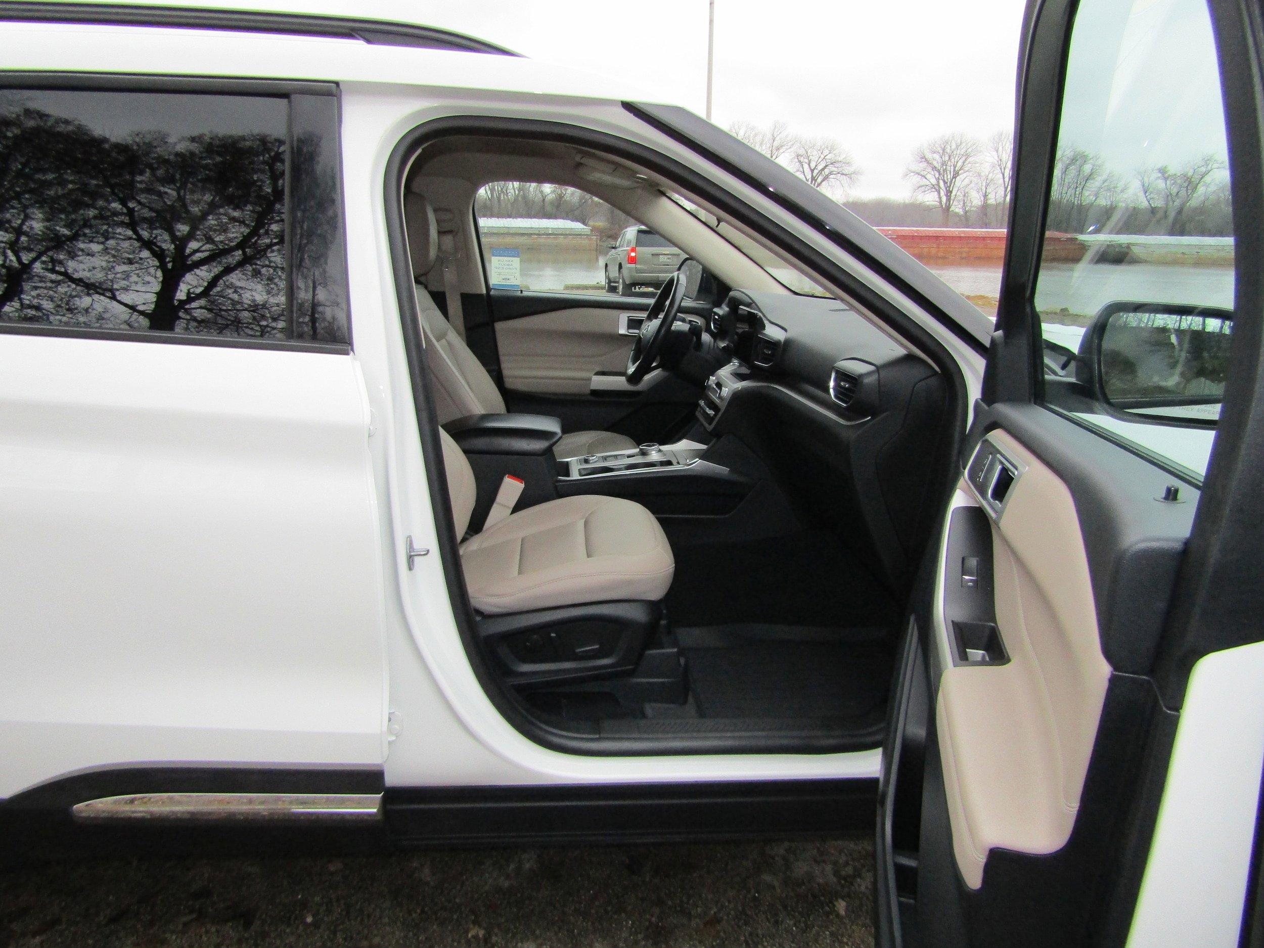 Certified 2023 Ford Explorer XLT w/ Equipment Group 202A AWD/4WD image 18