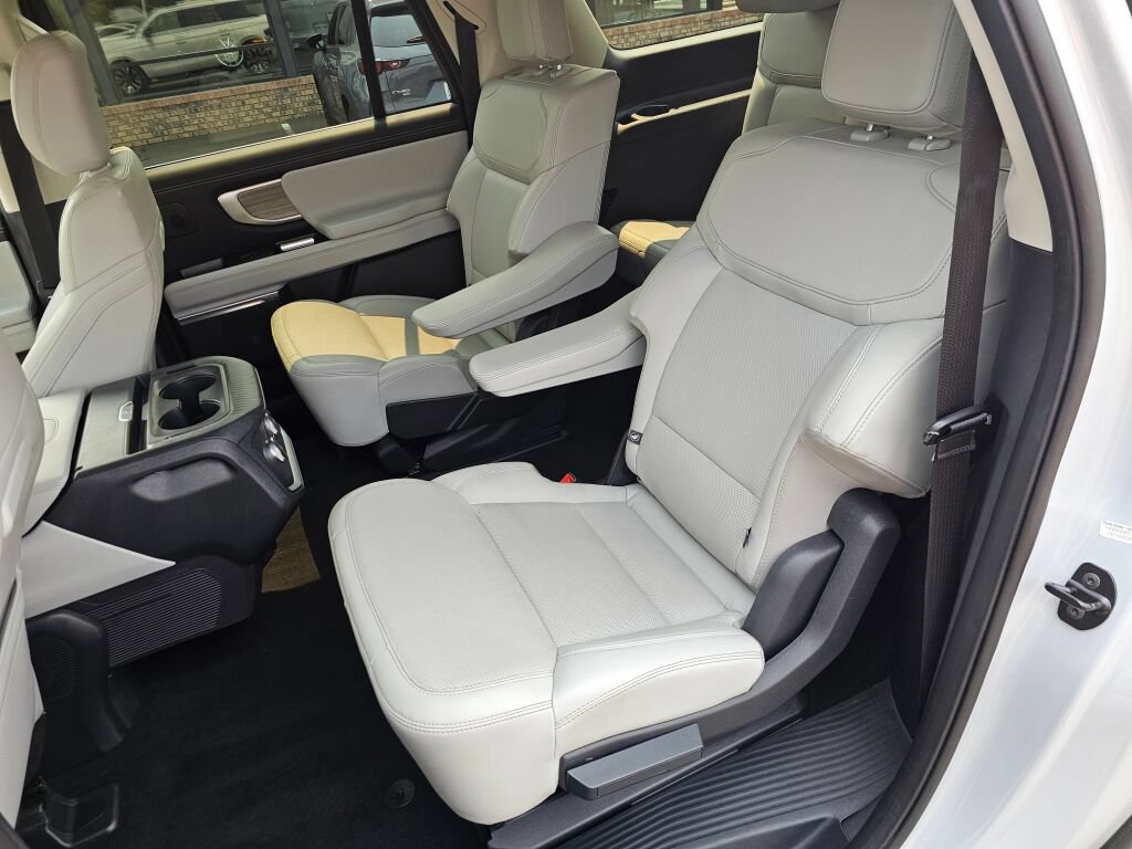 Certified 2025 Ford Expedition Max Platinum w/ Driver's Package AWD/4WD image 20