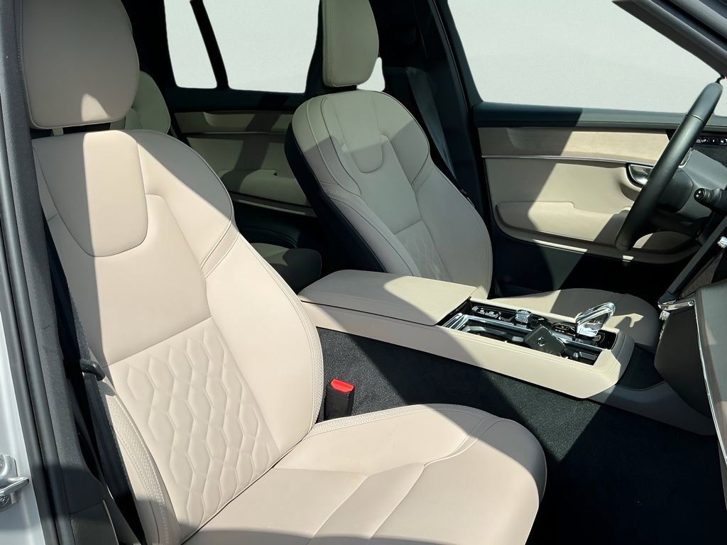 Used 2025 Volvo XC90 B6 Plus image 14