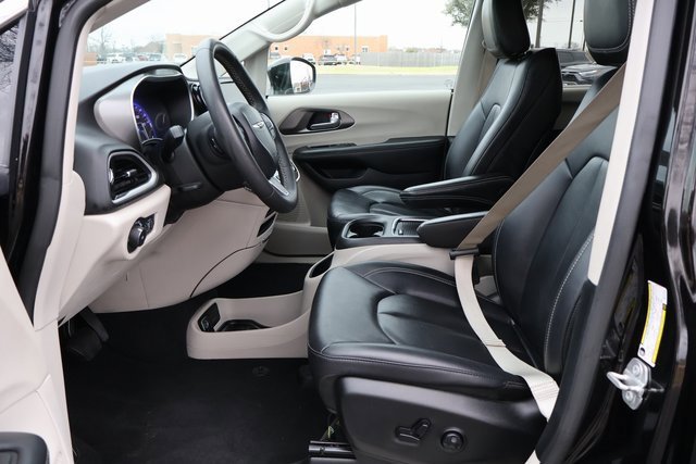Used 2024 Chrysler Pacifica Touring-L image 29