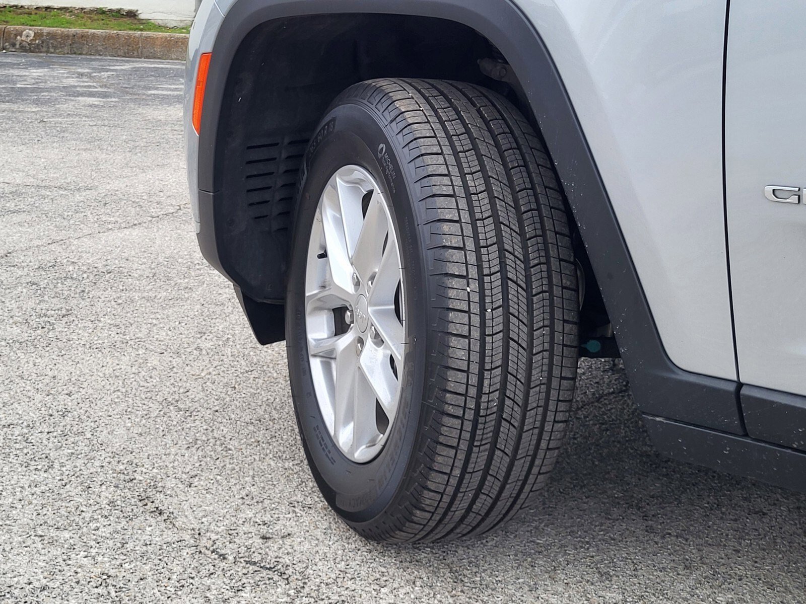 Used 2025 Jeep Grand Cherokee L Laredo image 33