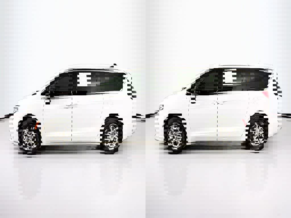 Used 2024 Chrysler Pacifica Touring-L image 2