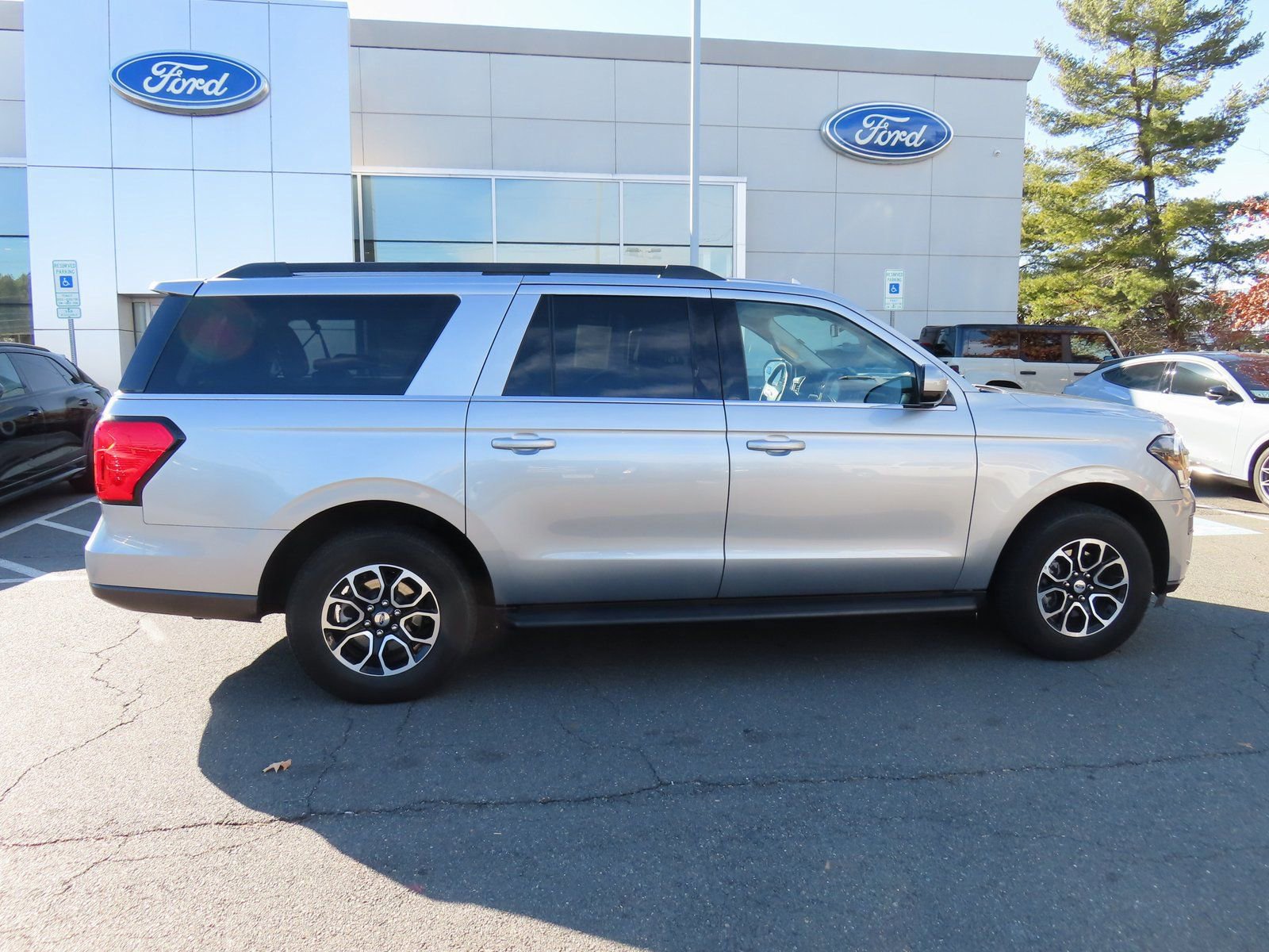 Certified 2024 Ford Expedition Max XLT image 7