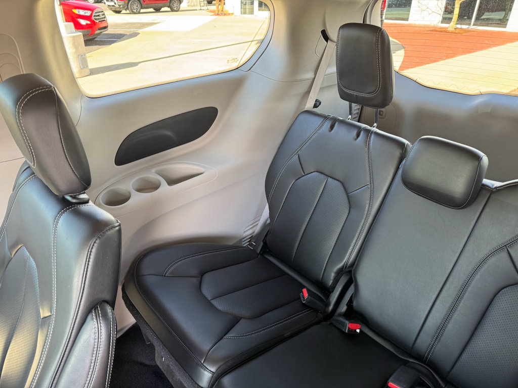 Used 2023 Chrysler Pacifica Touring-L FWD image 23