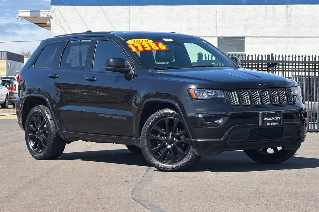 Used 2019 Jeep Grand Cherokee Altitude AWD/4WD image 2