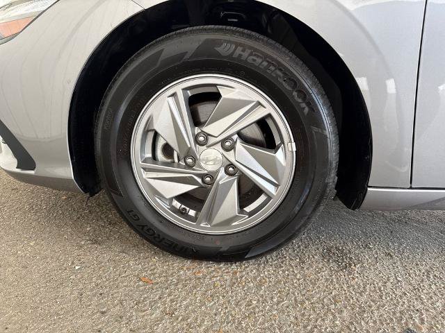 Used 2025 Hyundai Elantra SE FWD image 29