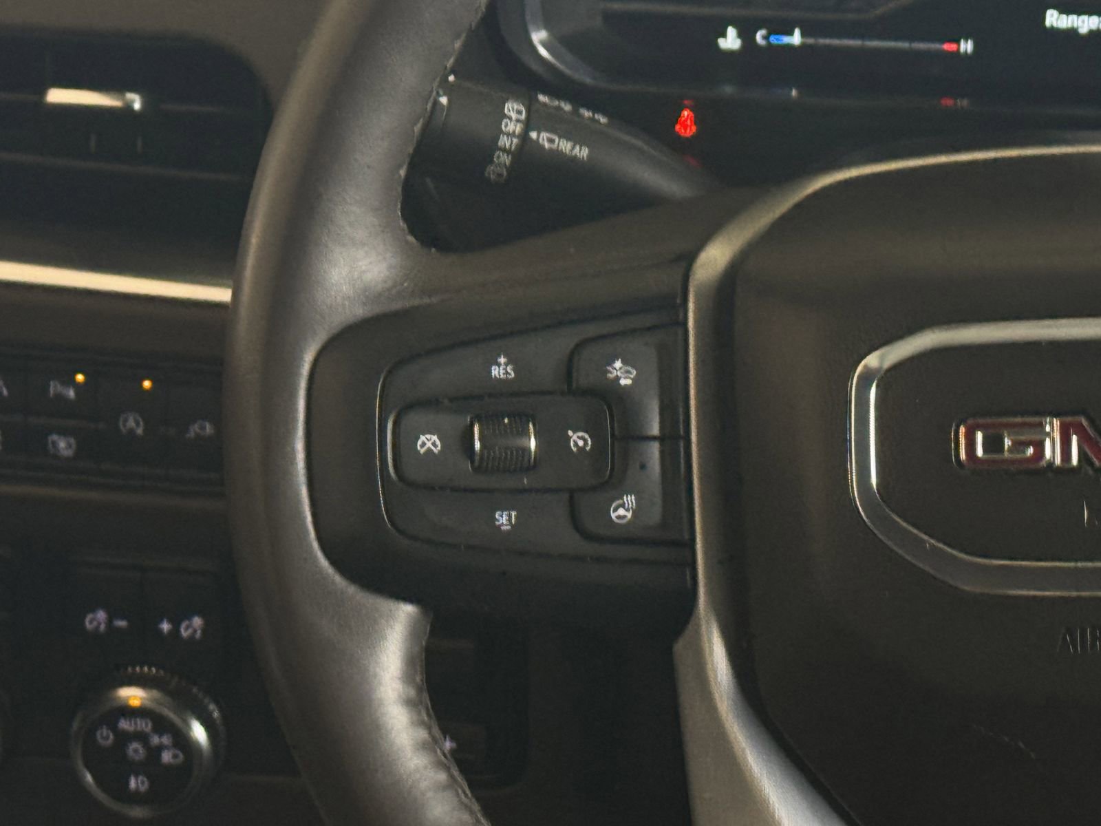 Used 2022 GMC Yukon SLT w/ SLT Luxury Package AWD/4WD image 16