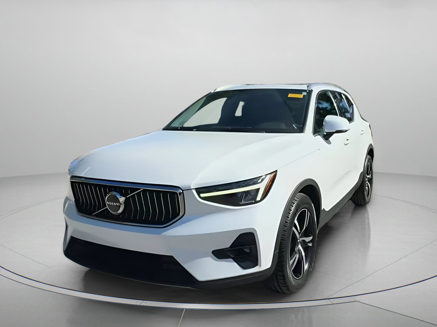 Used 2023 Volvo XC40 B5 Plus image 3