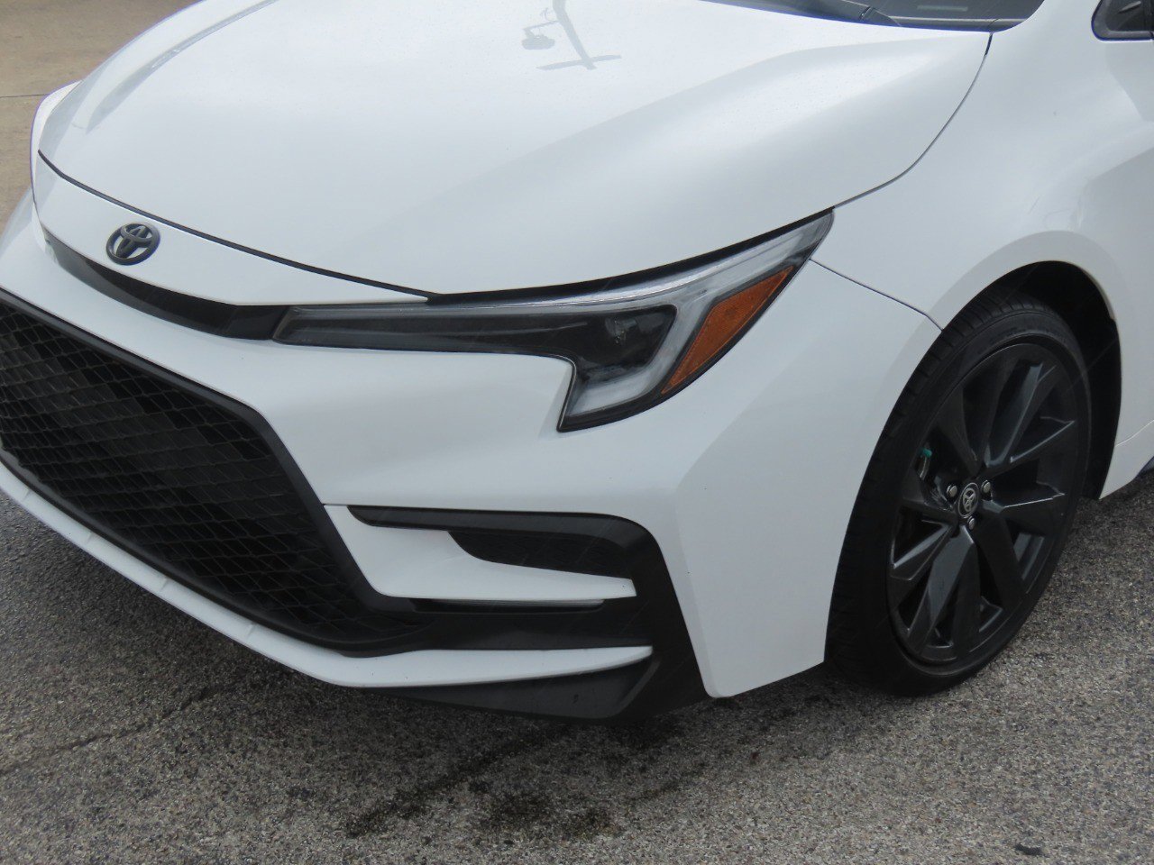 Used 2023 Toyota Corolla SE FWD image 3