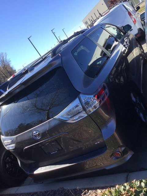 Used 2018 Toyota Sienna SE Premium image 3