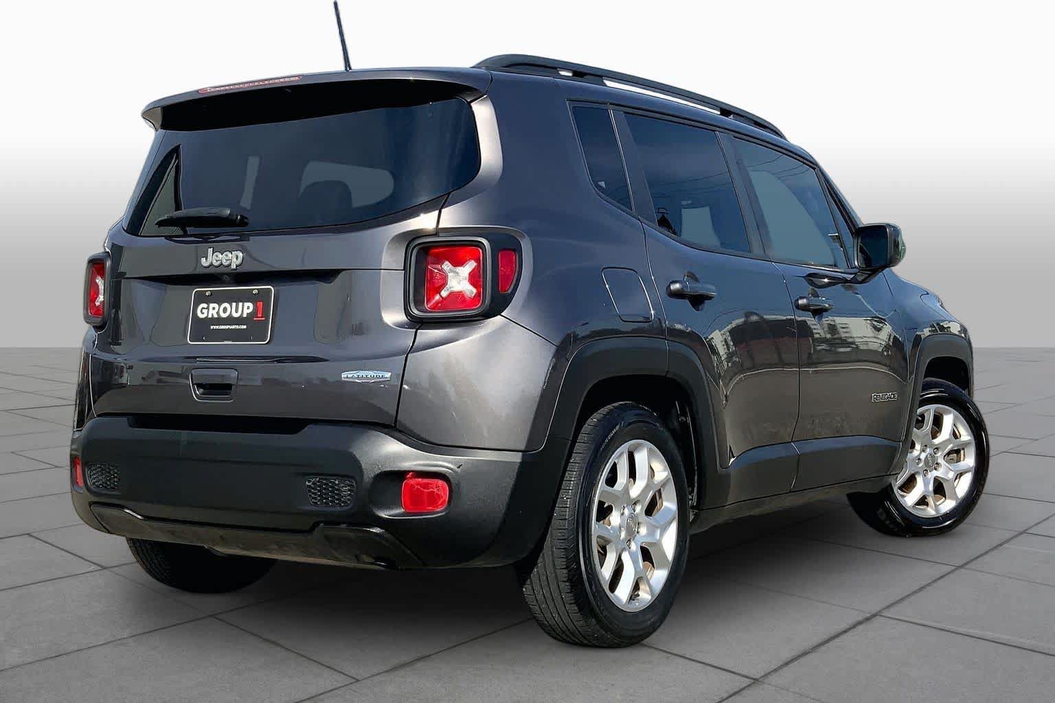 Used 2018 Jeep Renegade Latitude FWD image 13