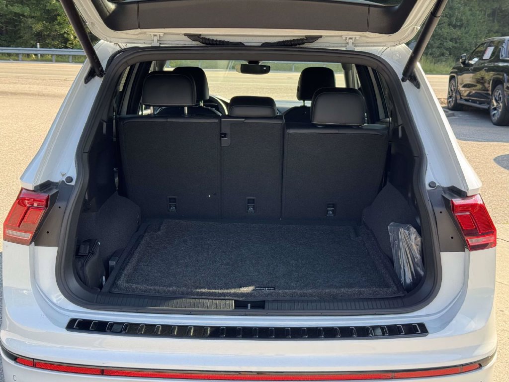 Used 2022 Volkswagen Tiguan SE R-Line AWD/4WD image 17