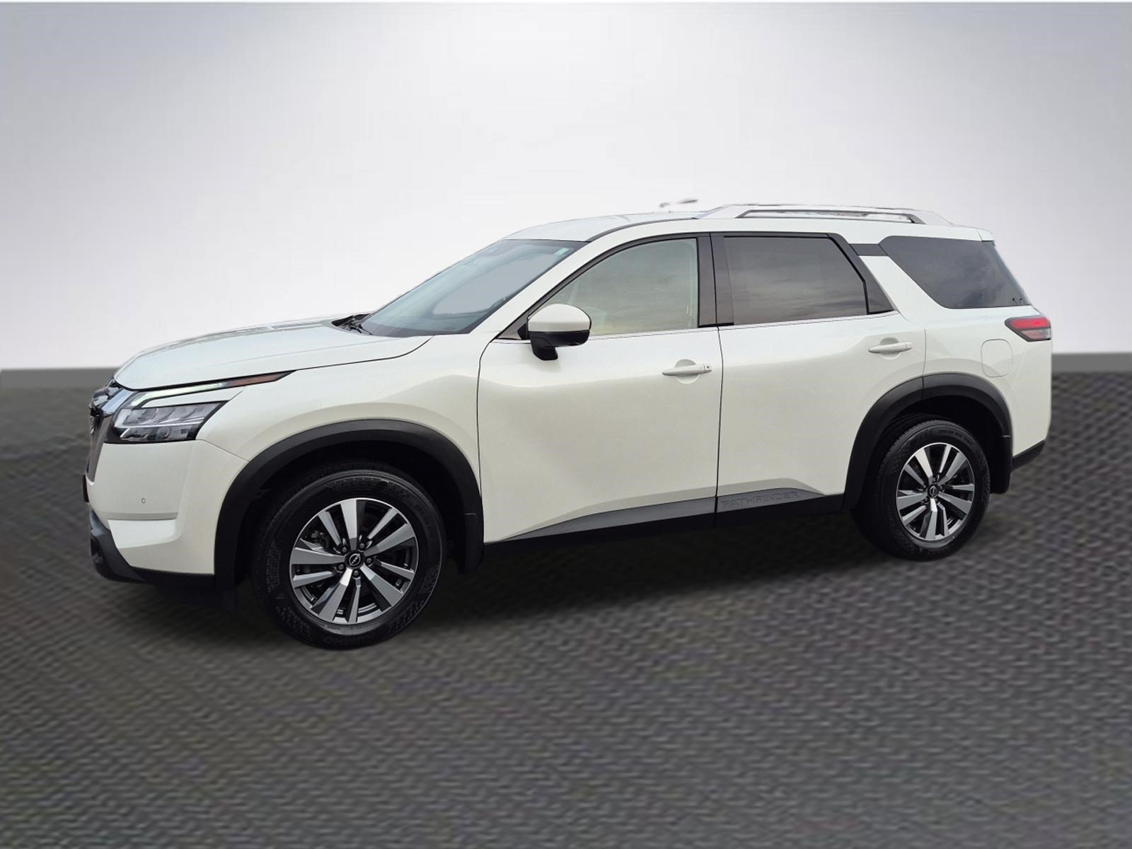 Used 2024 Nissan Pathfinder SL AWD/4WD image 2