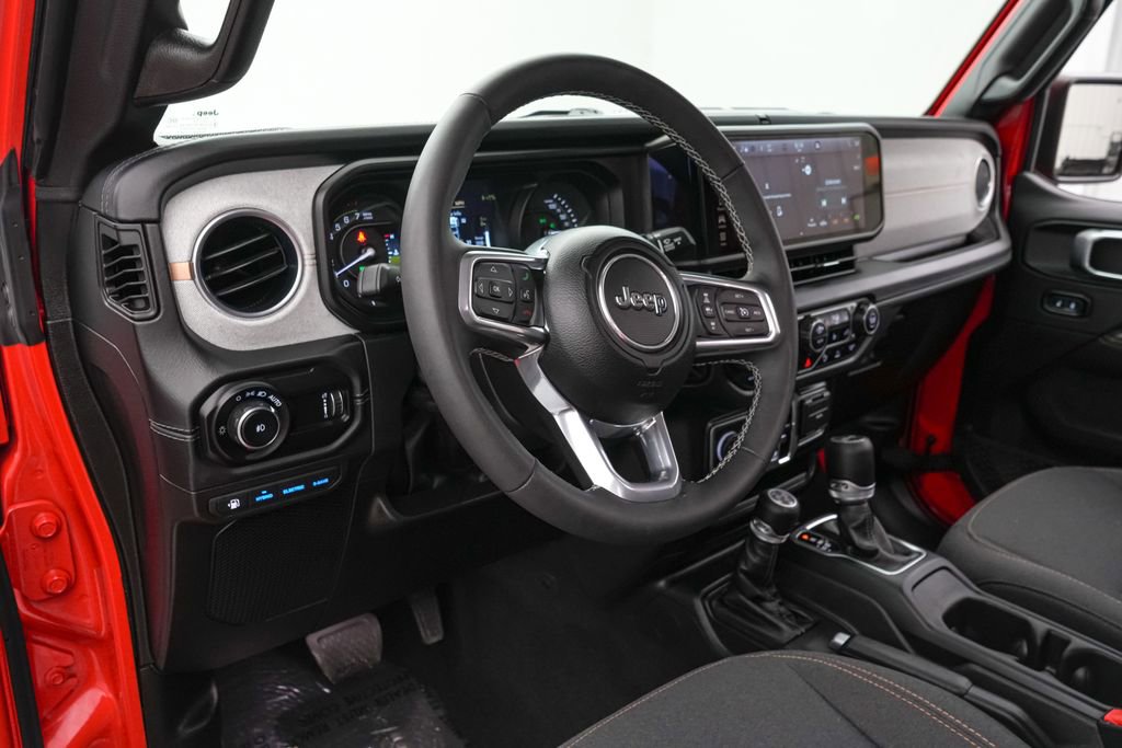 Used 2025 Jeep Wrangler Unlimited Sahara w/ Safety Group AWD/4WD image 13