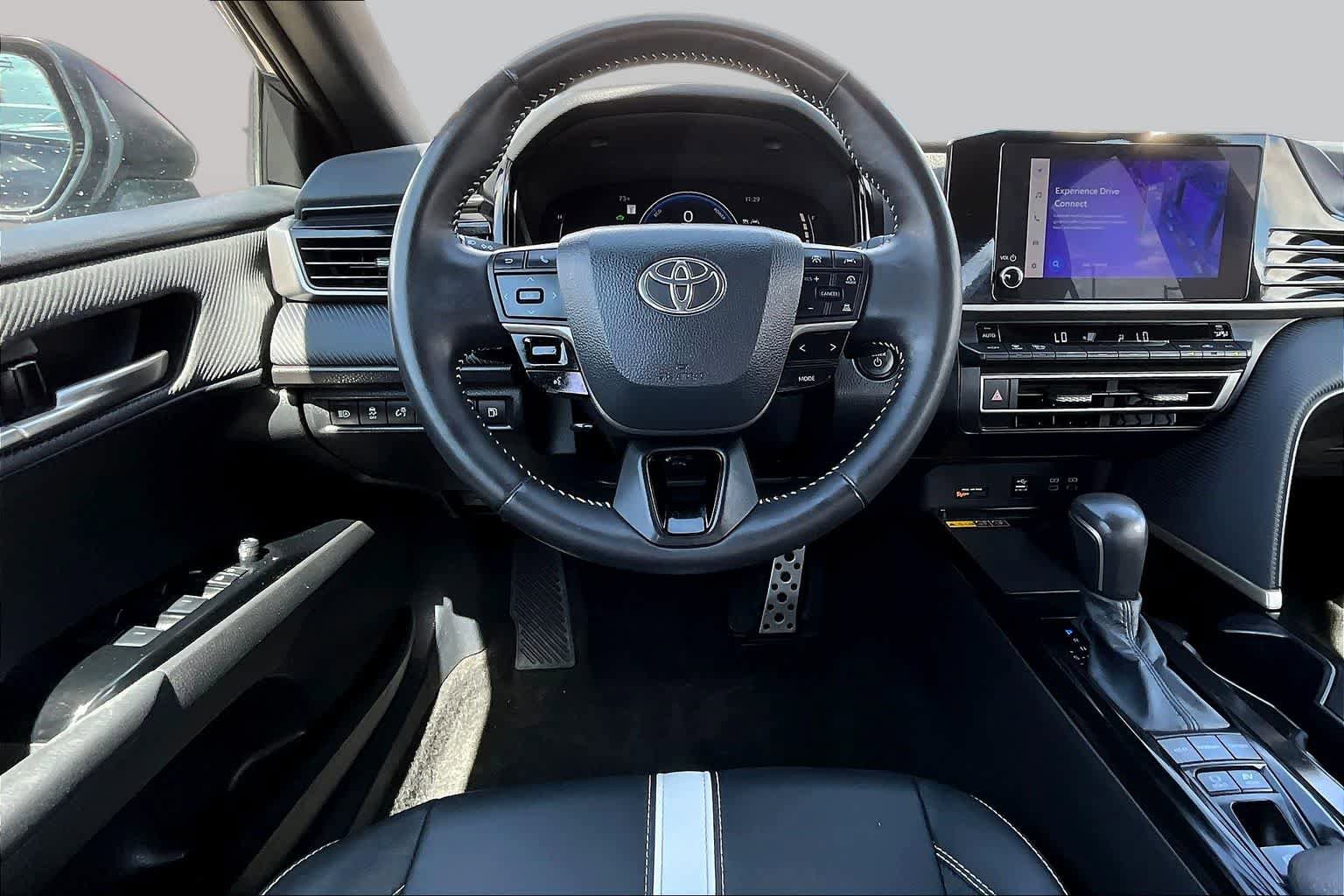 Used 2025 Toyota Camry SE FWD image 6