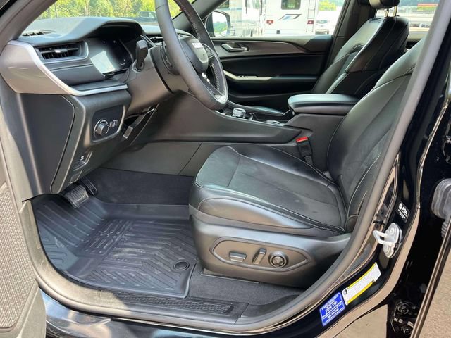 Used 2025 Jeep Grand Cherokee Altitude AWD/4WD image 29