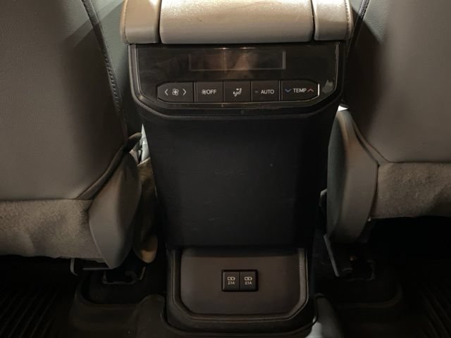 Used 2021 Toyota Highlander XLE AWD/4WD image 32