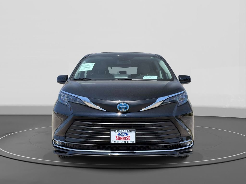 Used 2024 Toyota Sienna XLE w/ XLE Plus Package FWD image 3