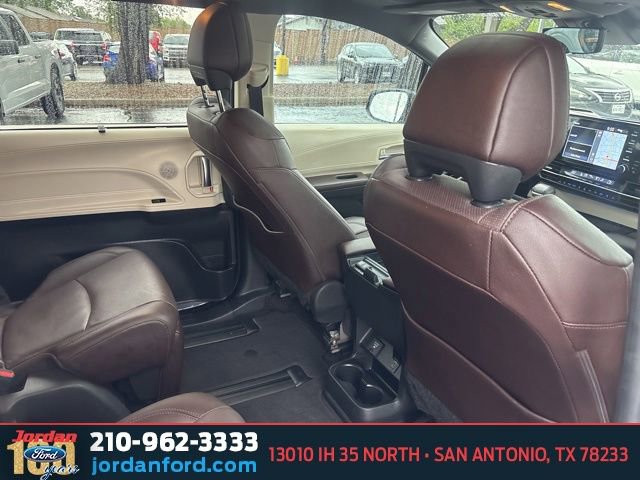Used 2024 Toyota Sienna Platinum FWD image 8