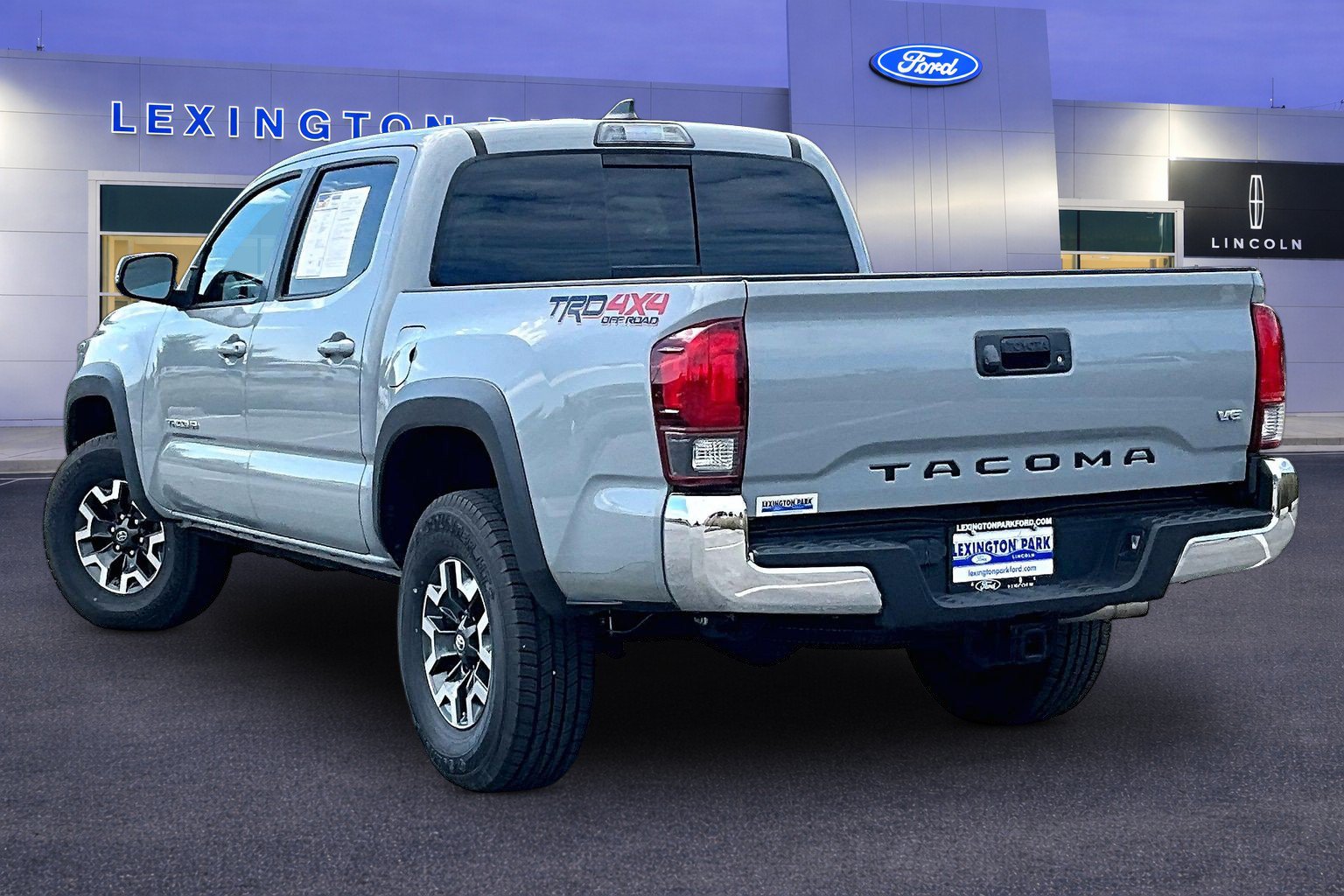 Used 2019 Toyota Tacoma TRD Off-Road AWD/4WD image 4