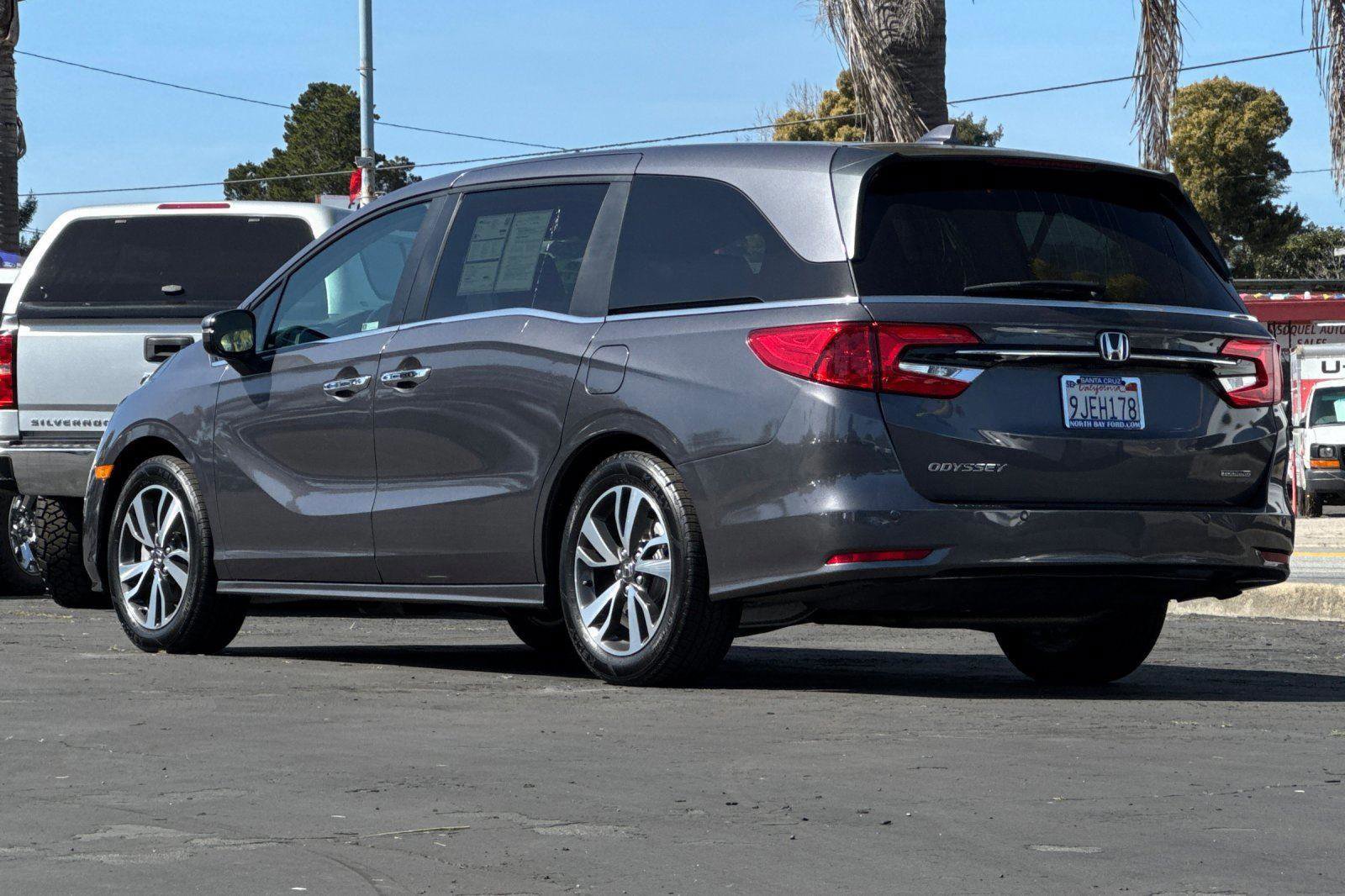 Used 2024 Honda Odyssey Touring image 3