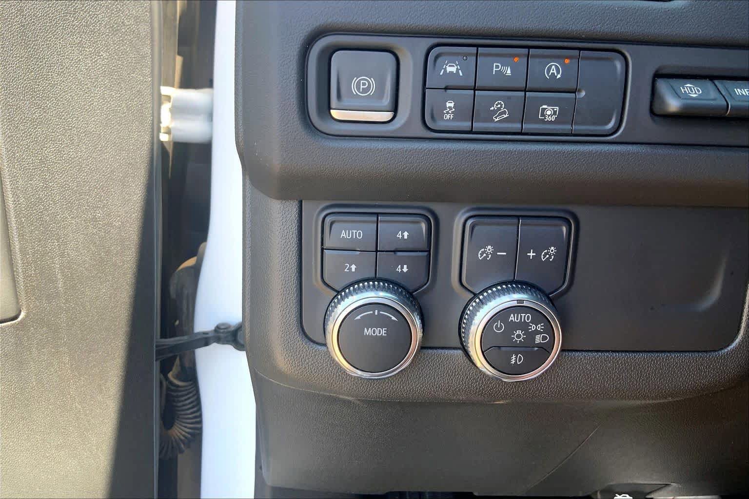 Used 2024 GMC Yukon XL AT4 w/ AT4 Premium Package AWD/4WD image 36