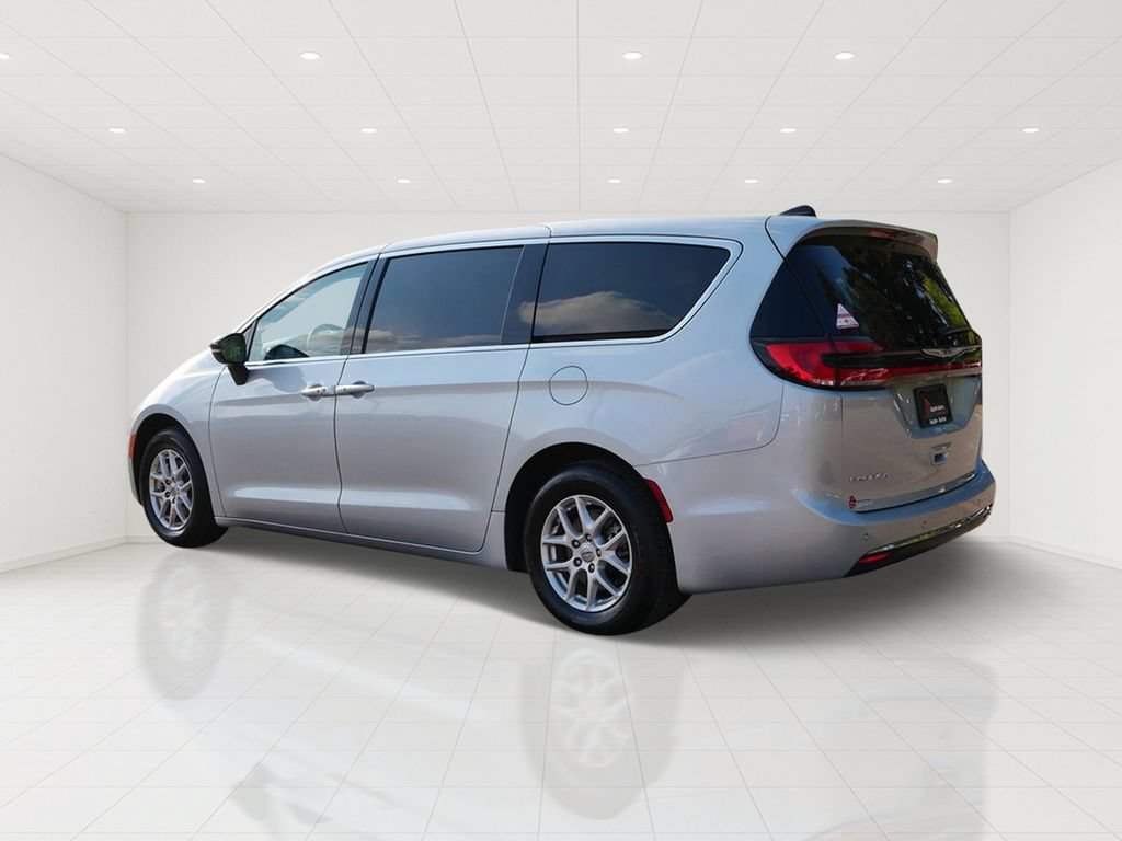 Used 2024 Chrysler Pacifica Touring-L FWD image 4