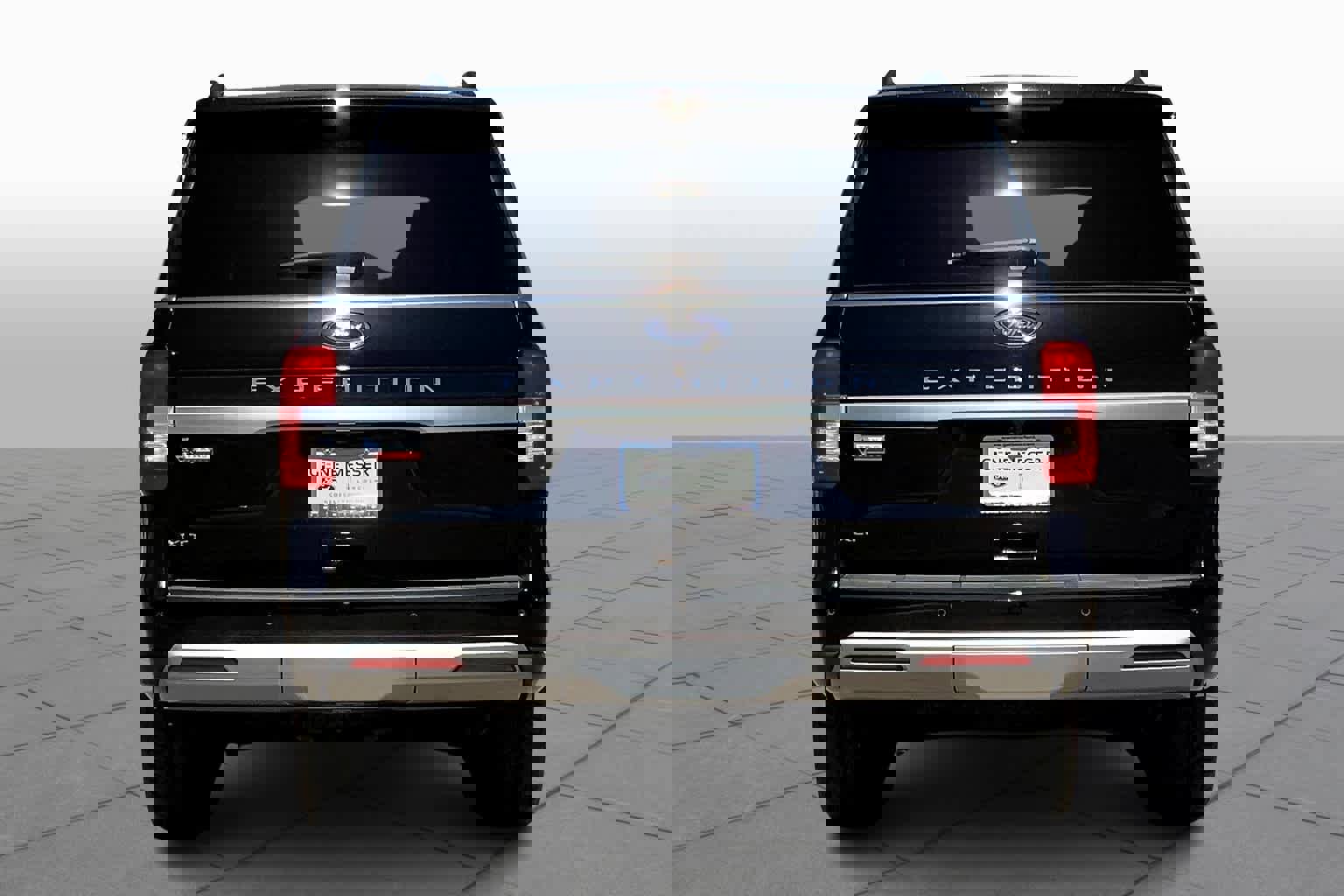 Certified 2024 Ford Expedition XLT image 4