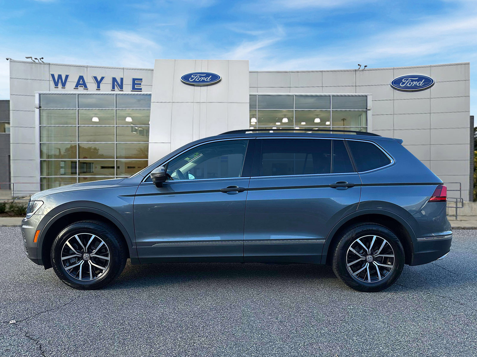 Used 2021 Volkswagen Tiguan SE w/ Panoramic Sunroof Package image 2